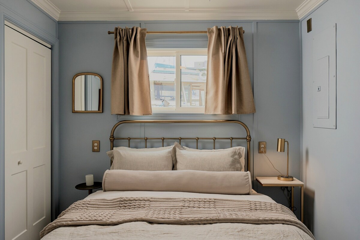 Bedroom with soft daylight and linen bedding