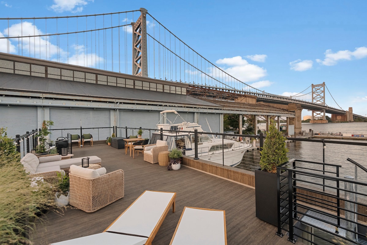 Rooftop lounge beneath the Ben Franklin Bridge