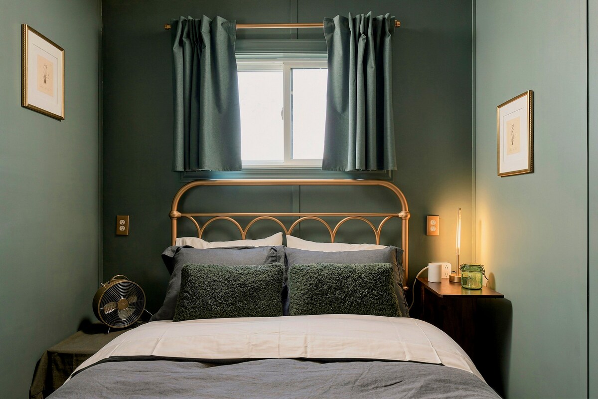 Second bedroom seen head-on