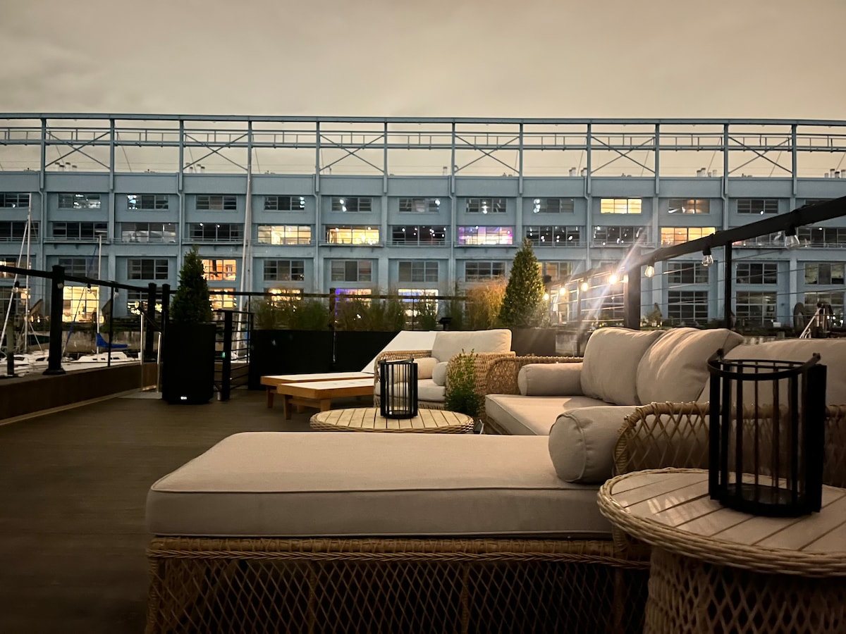 Rooftop daybed and lounge seating