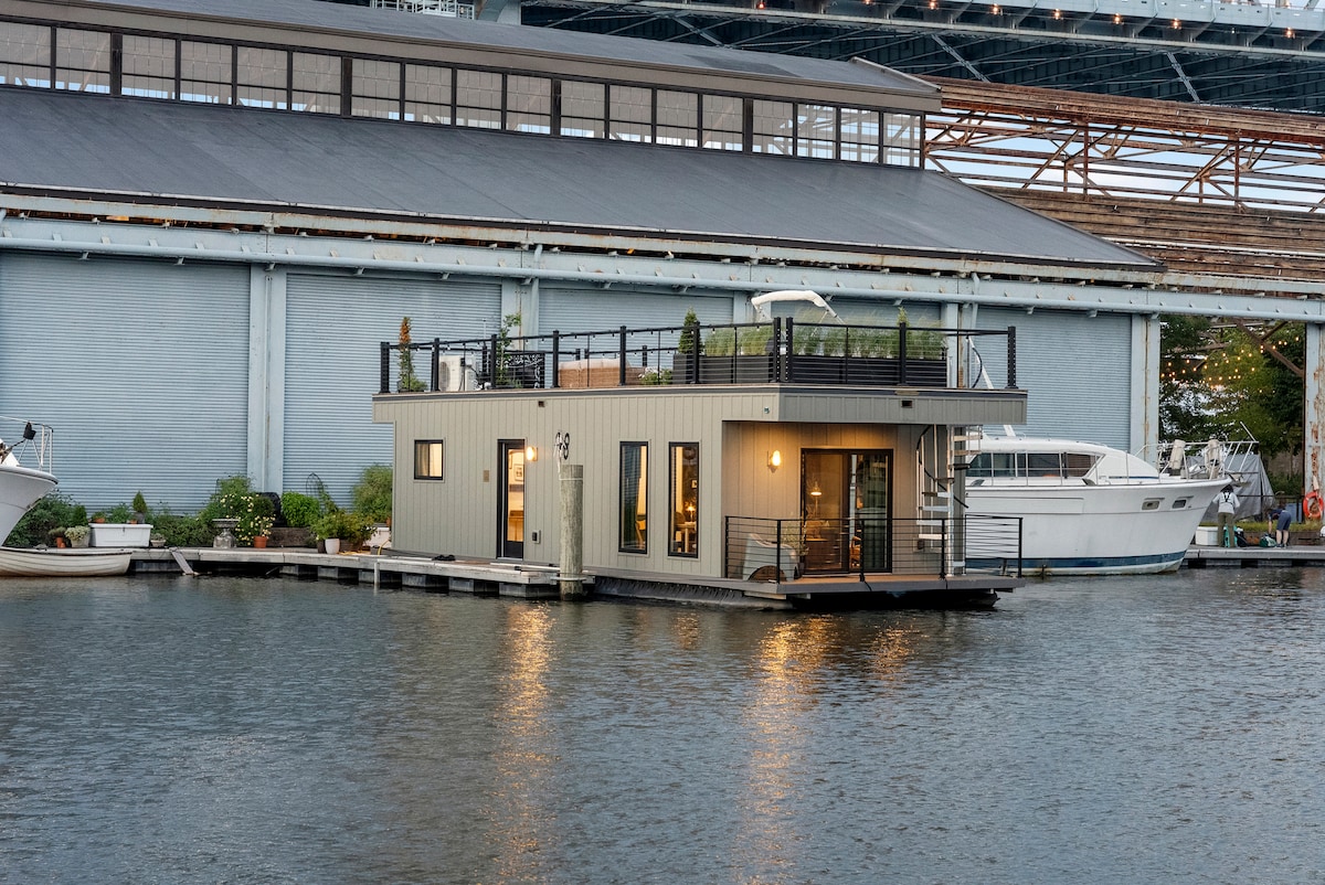 The Sylvan houseboat at her berth on the Delaware