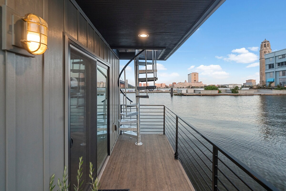Spiral stair from the deck to the rooftop